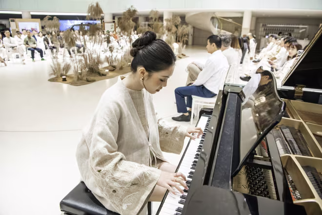 Á hậu Châu Anh trổ tài đánh đàn piano tại phần trình diễn mở màn
