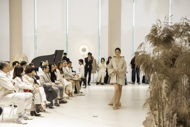 Á hậu 1 &quot;Hoa hậu Việt Nam 2024&quot; Trần Ngọc Châu Anh mở màn buổi trình diễn giới thiệu bộ sưu tập &quot;Terrace Collection”