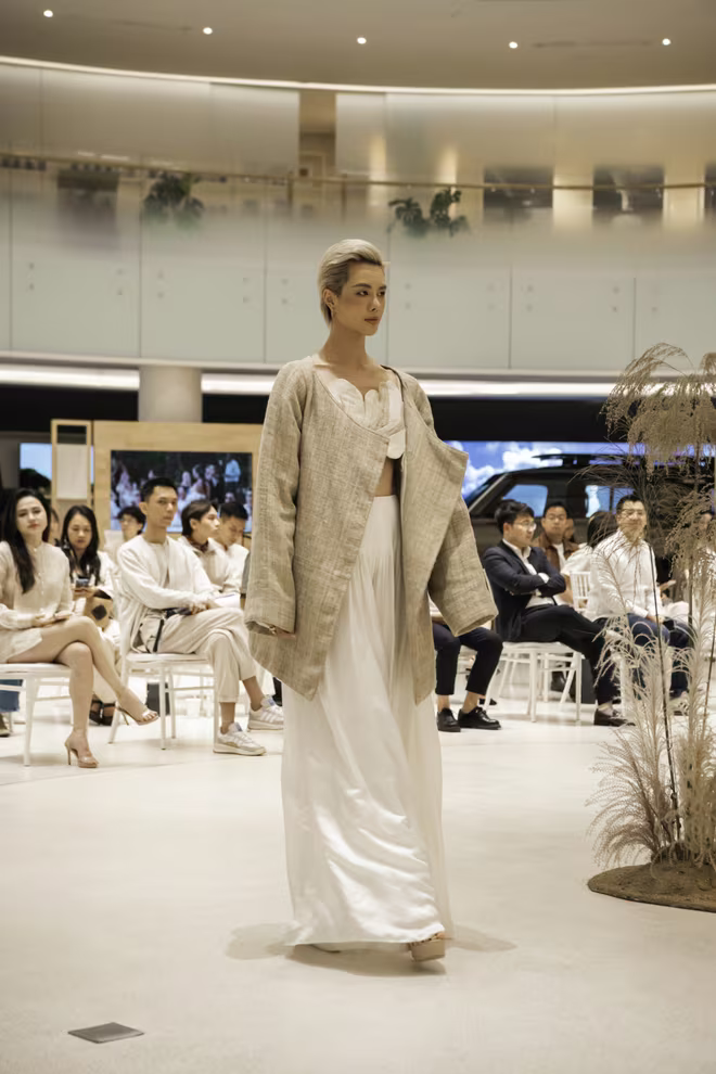 Người mẫu Hà Kino trong một mẫu thiết kế thuộc bộ sưu tập &quot;Terrace Collection”