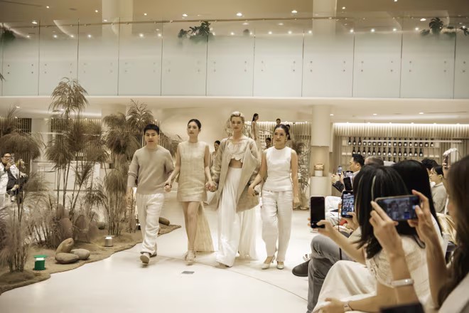 Hai nhà thiết kế Phạm Bá Lâm và Trần Phương Thảo (Hemp Oi), Á hậu Châu Anh và người mẫu Hà Kino tại phần kết màn buổi trình diễn