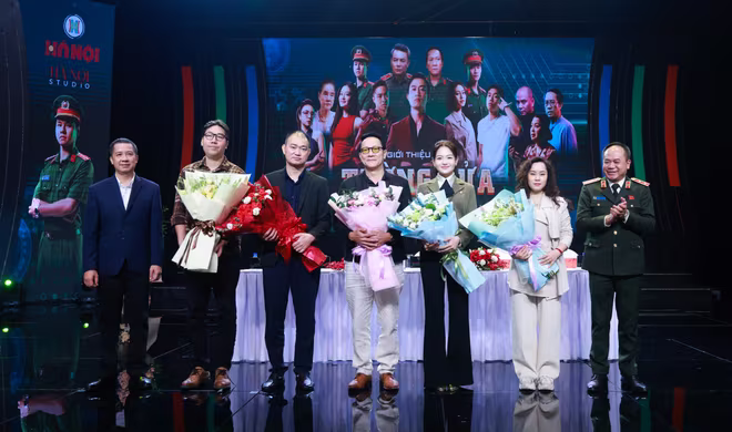 Trung tướng Nguyễn Thanh Tùng - Ủy viên Ban Thường vụ Thành ủy, Bí thư Đảng ủy, Giám đốc CATP Hà Nội cùng nhà báo Nguyễn Kim Khiêm - Tổng Giám đốc, Tổng Biên tập Đài PT-TH Hà Nội tặng hoa cho đại diện êkip sản xuất phim &quot;Tường lửa Tràng An&quot;