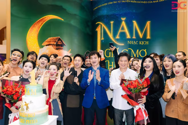 NSND Xuân Bắc - Cục trưởng Cục Nghệ thuật Biểu diễn, Bộ VHTT&DL chia vui với sinh nhật "1 năm tuổi" của "Giấc mơ Chí Phèo" và kỳ vọng vở diễn sẽ sớm hướng tới đêm diễn thứ 100 NSND Xuân Bắc - Cục trưởng Cục Nghệ thuật Biểu diễn, Bộ VHTT&DL chia vui với sinh nhật "1 năm tuổi" của "Giấc mơ Chí Phèo" và kỳ vọng vở diễn sẽ sớm hướng tới đêm diễn thứ 100