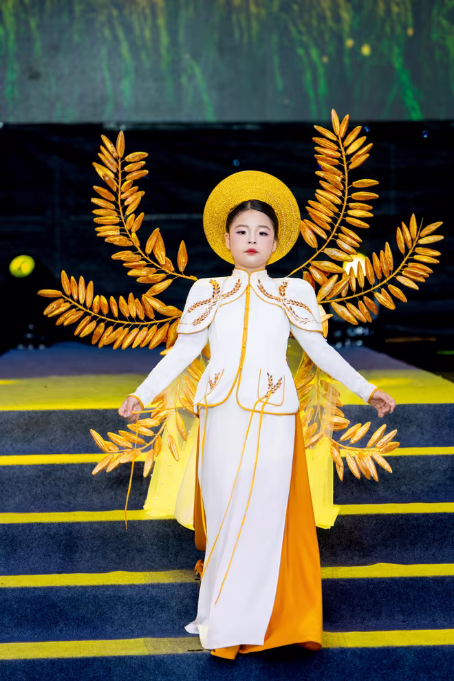 Lưu Hoài An gây ấn tượng với màn trình diễn mở màn đầy thuyết phục giới thiệu bộ sưu tập &quot;Hạt vàng&quot; của nhà thiết kế Nhật Thực