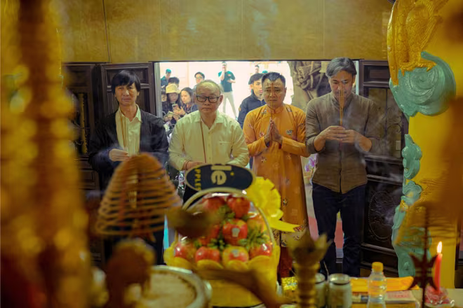 NSND Tự Long cùng các thành viên trong đoàn phim thực hành nghi thức dâng hương cầu cho phim quay được thuận lợi, suôn sẻ