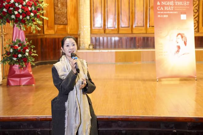 Nghệ sĩ Opera Nguyễn Bích Thủy dành nhiều tâm huyết cho cuốn sách vừa ra mắt