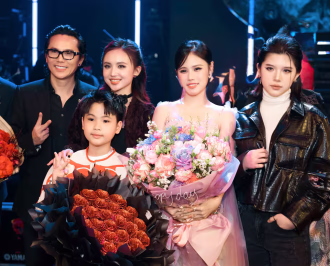 Mars Anh Tú khẳng định 2 con gái cũng phải ký hợp đồng và tuân thủ theo các quy định như các nghệ sĩ khác trong công ty mà anh điều hành cùng các cộng sự