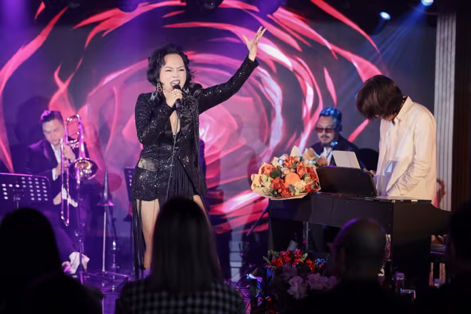 Thái Thùy Linh &quot;cháy&quot; hết mình trên sân khấu minishow giới thiệu &quot;Jazz Vàng&quot;