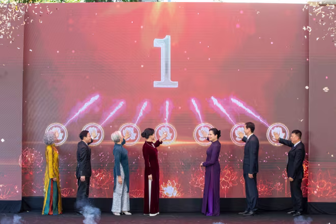 Các đại biểu bấm nút khai mạc &quot;Liên hoan Văn hóa Ẩm thực Quốc tế năm 2025&quot;