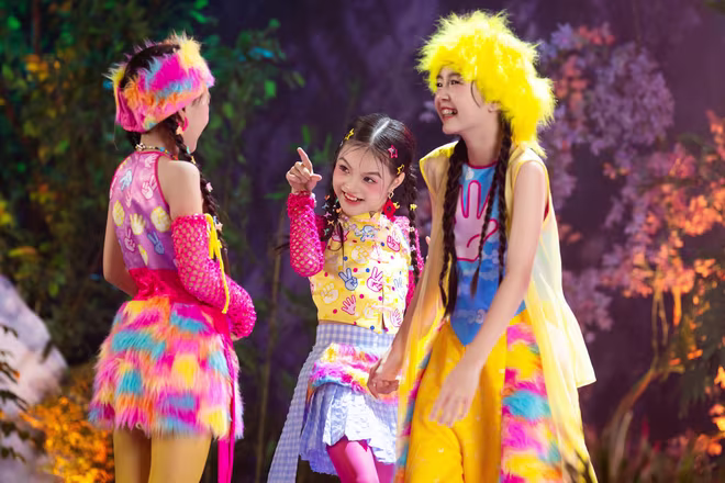 MV "Oẳn tù tì" được xây dựng lấy cảm hứng từ trò chơi dân gian quen thuộc của trẻ em Việt Nam MV "Oẳn tù tì" được xây dựng lấy cảm hứng từ trò chơi dân gian quen thuộc của trẻ em Việt Nam