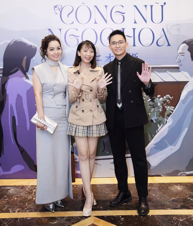 Đạo diễn Luk Vân (giữa) thừa nhận áp lực không nhỏ khi đảm đương vai trò dàn dựng tác phẩm điện ảnh có ý nghĩa đặc biệt này Đạo diễn Luk Vân (giữa) thừa nhận áp lực không nhỏ khi đảm đương vai trò dàn dựng tác phẩm điện ảnh có ý nghĩa đặc biệt này