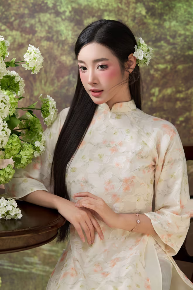 Đinh Hoài An có gương mặt thanh tú, trẻ trung, pha trộn giữa nét Á Đông và vẻ đẹp hiện đại