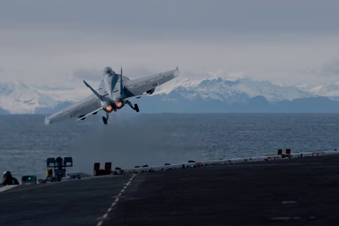 Trước khi tàu USS Theodore Roosevelt rời cảng, binh nhì Isaiah Glenn Silvio Peralta thuộc biên chế thủy thủ đoàn hôm 13-10 nổ súng tự sát khi đứng gác trên cầu tàu tại căn cứ North Island, bang California. Trước khi tàu USS Theodore Roosevelt rời cảng, binh nhì Isaiah Glenn Silvio Peralta thuộc biên chế thủy thủ đoàn hôm 13-10 nổ súng tự sát khi đứng gác trên cầu tàu tại căn cứ North Island, bang California.