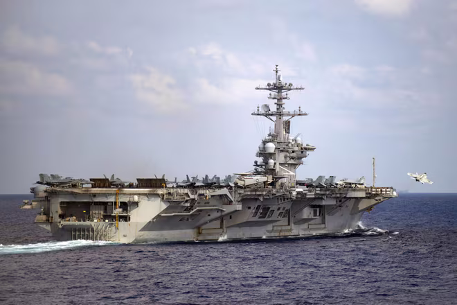 Hồi cuối tháng 8, một số thủy thủ trên tàu sân bay USS Ronald Reagan dương tính với dịch Covid-19, họ được chuyển về đất liền và suýt chút nữa tàu sân bay này cũng phải vào bờ. Hồi cuối tháng 8, một số thủy thủ trên tàu sân bay USS Ronald Reagan dương tính với dịch Covid-19, họ được chuyển về đất liền và suýt chút nữa tàu sân bay này cũng phải vào bờ.