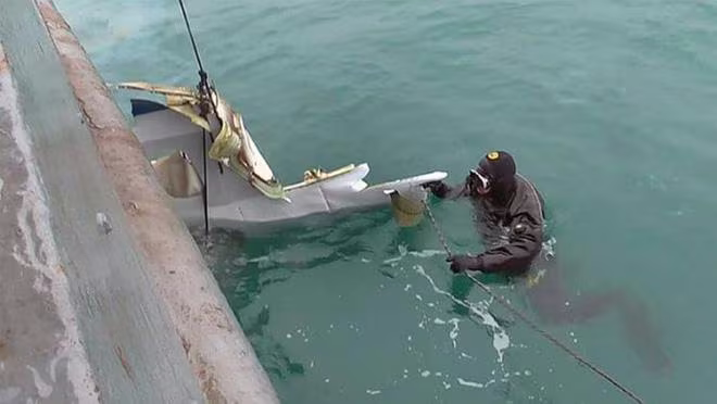 Bộ Quốc phòng Nga khẳng định, chính chiến đấu cơ F-16 Israel đã cố tình dùng IL-20 Nga làm lá chắn trước đợt phản đòn của hệ thống phòng không Syria và đây là nguyên nhân khiến hệ thống S-200 đội Syria bắn nhầm. Hình ảnh mảnh vỡ của chiếc IL-20 đang được trục vớt.