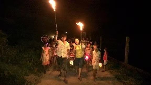 Rước đèn trung thu trên làng quê, hình sưu tầm