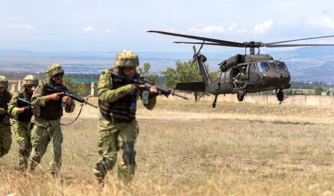 Cách tiếp cận “lai” này giúp quân đội Mỹ linh hoạt hơn trong sử dụng lực lượng, đặc biệt ở những khu vực có nguy cơ bị tấn công bằng tên lửa phòng không hoặc tác chiến điện tử.