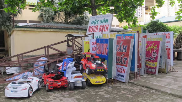 Một số biển bảng khác lấn chiếm lòng đường vỉa hè bị thu giữ