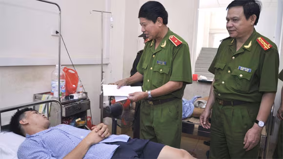 “Ôm” 8 bánh heroin, điên cuồng bắn lại cảnh sát  ảnh 1 “Ôm” 8 bánh heroin, điên cuồng bắn lại cảnh sát  ảnh 1