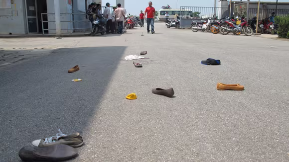 Hiện trường để lại sau khi các công nhân bị thương được đưa đi cấp cứu