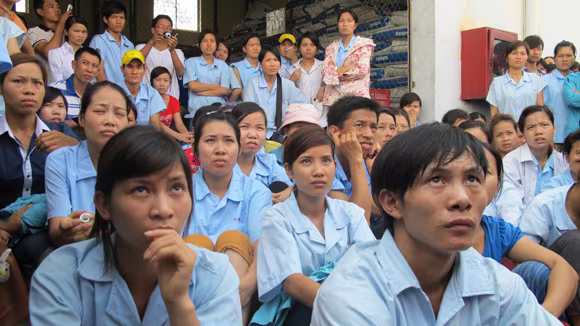 Đình công, nữ công nhân bị bảo vệ tông chết thảm ảnh 2 Đình công, nữ công nhân bị bảo vệ tông chết thảm ảnh 2