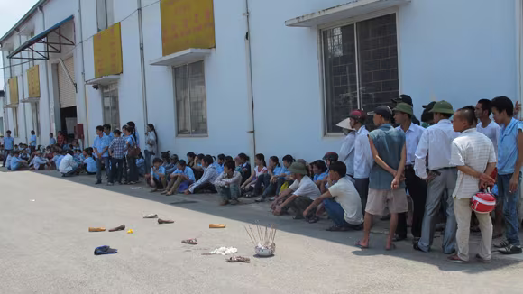 Đình công, nữ công nhân bị bảo vệ tông chết thảm ảnh 5 Đình công, nữ công nhân bị bảo vệ tông chết thảm ảnh 5