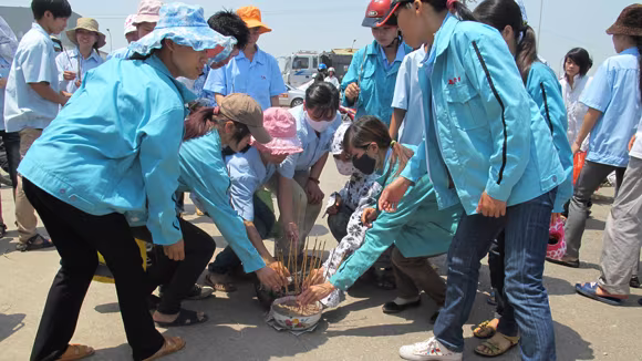 Đình công, nữ công nhân bị bảo vệ tông chết thảm ảnh 4 Đình công, nữ công nhân bị bảo vệ tông chết thảm ảnh 4