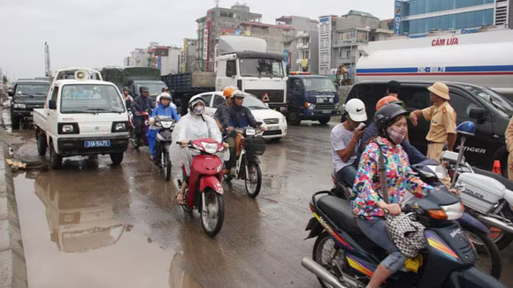 Với lưu lượng xe lớn, trời mưa bão lại gặp vụ TNGT, đường Nguyễn Xiển nhanh chóng bị ùn tắc Với lưu lượng xe lớn, trời mưa bão lại gặp vụ TNGT, đường Nguyễn Xiển nhanh chóng bị ùn tắc