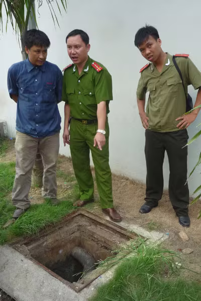 Đường ống xả trộm nước thải được... ...chôn ngầm dưới đất