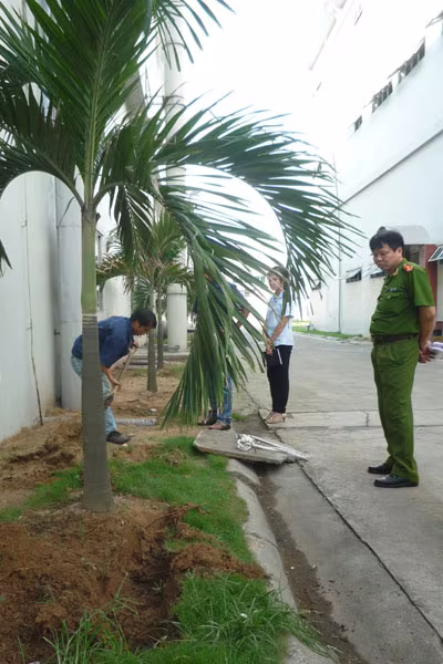 Đường ống xả trộm nước thải được... ...chôn ngầm dưới đất