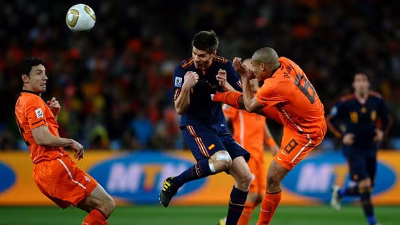 Cú chơi xấu của Nigel de Jong tại trận chung kết World Cup mở ra một năm đầy sóng gió của bóng đá thế giới Cú chơi xấu của Nigel de Jong tại trận chung kết World Cup mở ra một năm đầy sóng gió của bóng đá thế giới