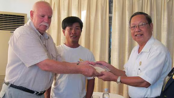 Ông Raymond Stanley Hildreth trao di vật chiến tranh cho đại tá Hoàng Minh Tiến