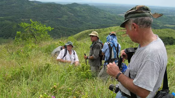 Đường về thăm lại chiến trường xưa Đỉnh Núi Vú vẫn ngút ngàn cỏ lau Đường về thăm lại chiến trường xưa Đỉnh Núi Vú vẫn ngút ngàn cỏ lau