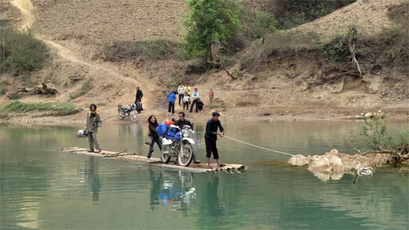 Khi xe máy gặp sự cố, phải nhờ người dân tộc kéo bè qua sông (Ảnh: Ngô Xuân Phú) Khi xe máy gặp sự cố, phải nhờ người dân tộc kéo bè qua sông (Ảnh: Ngô Xuân Phú)