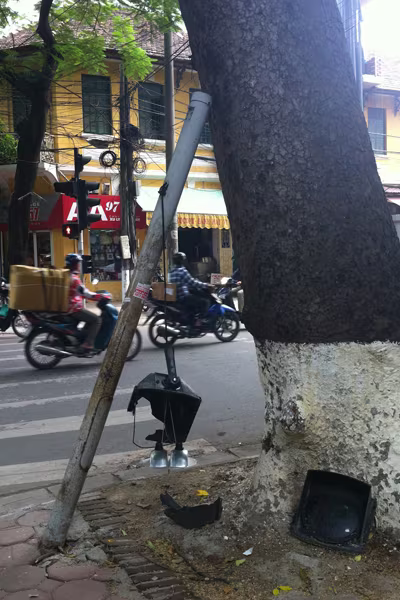 Rất nhiều khả năng cây cột đèn bị ôtô đâm phải Rất nhiều khả năng cây cột đèn bị ôtô đâm phải