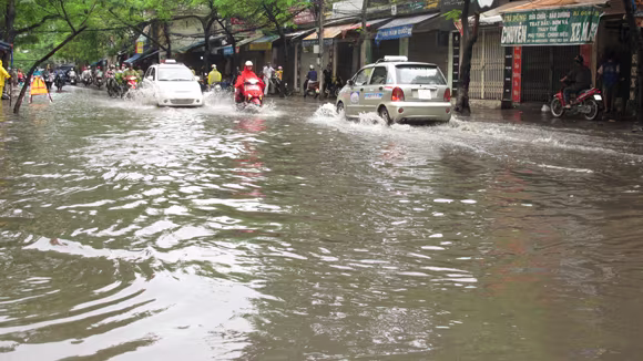 Các phương tiện gặp nhiều khó khăn khi lưu thông qua tuyến phố này Các phương tiện gặp nhiều khó khăn khi lưu thông qua tuyến phố này