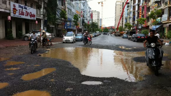 Lối ra của đô thị Trung Yên (đoạn giáp phố Nguyễn Khang) cũng bị ngập tuy nhiên là do có nhiều "ổ trâu, ổ gà" nên nước đọng thành vũng. Lối ra của đô thị Trung Yên (đoạn giáp phố Nguyễn Khang) cũng bị ngập tuy nhiên là do có nhiều "ổ trâu, ổ gà" nên nước đọng thành vũng.