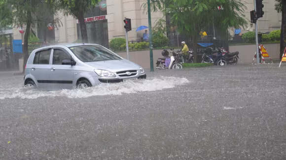 Hình ảnh ngập lụt ở ngã tư Phan Bội Châu- Lý Thường Kiệt