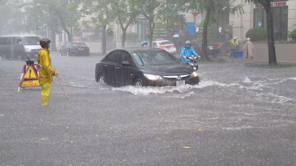 Hình ảnh ngập lụt ở ngã tư Phan Bội Châu- Lý Thường Kiệt