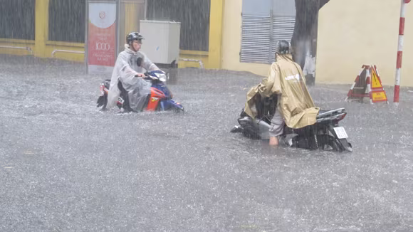 Hình ảnh ngập lụt ở ngã tư Phan Bội Châu- Lý Thường Kiệt