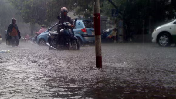 Rất nhiều xe chết máy trên tuyến phố này