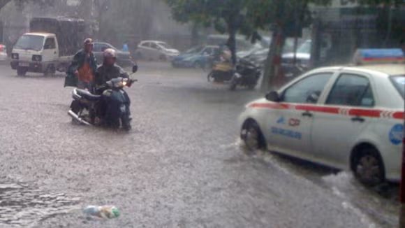 Rất nhiều xe chết máy trên tuyến phố này