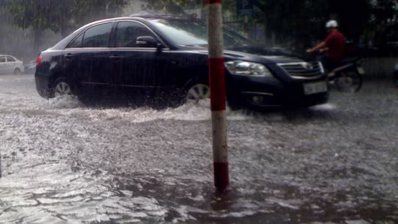 Rất nhiều xe chết máy trên tuyến phố này