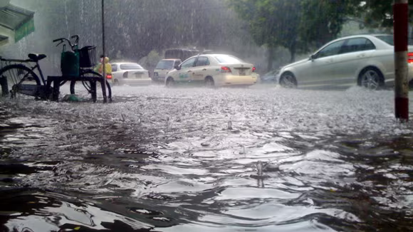 Nước mênh mông trên phố Quốc Tử Giám