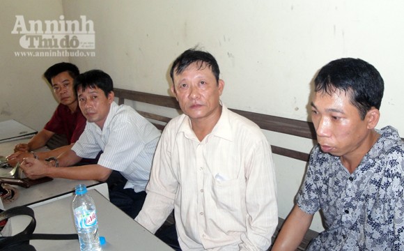 Sa lưới khi "diễn" trò cờ bạc bịp trên xe khách ảnh 1 Sa lưới khi "diễn" trò cờ bạc bịp trên xe khách ảnh 1