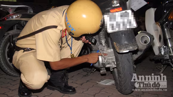 Trắng đêm cùng lính hình sự chốt chặn trên cầu Chương Dương ảnh 7 Trắng đêm cùng lính hình sự chốt chặn trên cầu Chương Dương ảnh 7