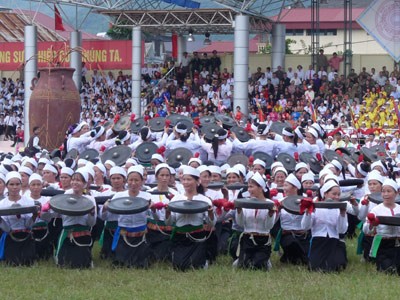 Màn trình tấu dàn cồng chiêng dân tộc Mường lớn nhất ảnh 1 Màn trình tấu dàn cồng chiêng dân tộc Mường lớn nhất ảnh 1