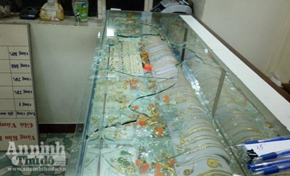 Táo tợn cầm dao phay cướp hiệu vàng ảnh 3 Táo tợn cầm dao phay cướp hiệu vàng ảnh 3