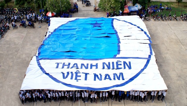 2.048 người xếp thành Huy hiệu Hội Liên hiệp Thanh Niên VN ảnh 1 2.048 người xếp thành Huy hiệu Hội Liên hiệp Thanh Niên VN ảnh 1
