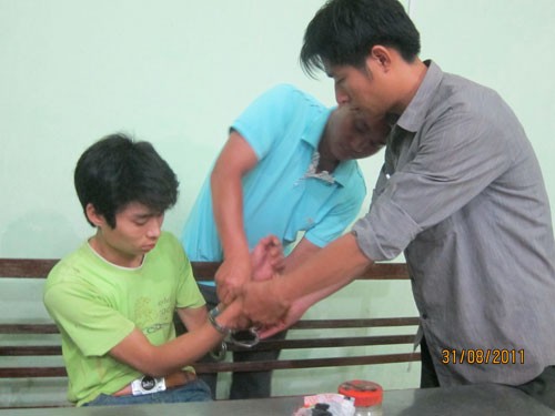 Vật lộn với "sát thủ" Luyện, chủ tiệm vàng vô tình đâm nhầm vợ ảnh 1 Vật lộn với "sát thủ" Luyện, chủ tiệm vàng vô tình đâm nhầm vợ ảnh 1