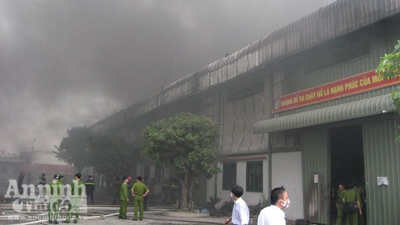 Cháy lớn một xưởng sản xuất đệm mút ở Thường Tín ảnh 3 Cháy lớn một xưởng sản xuất đệm mút ở Thường Tín ảnh 3